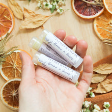 Charger l'image dans la galerie, Baume à lèvres fleurs et citron, décoré de fleurs, dans des tubes