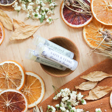 Charger l'image dans la galerie, Baume à lèvres sapin et cèdre, décoré de fleurs, dans un tube