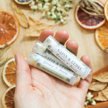 Charger l'image dans la galerie, Baume à lèvres sapin et cèdre, décoré de fleurs, dans un tube