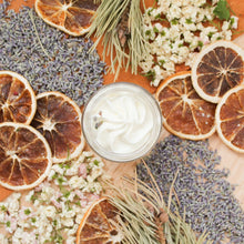 Charger l'image dans la galerie, Beurre fouetté lavande et géranium, contenant de verre, décoré de lavande, texture légère et crémeuse, contenant de verre, format 100ml