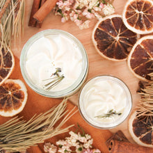 Charger l'image dans la galerie, Beurre fouetté pour le corps naturel Lavande et pin, Fait d'ingrédients naturels et huiles essentielles, Dans un contenant de verre transparant, avec beurre de karité, deux formats