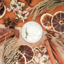 Charger l'image dans la galerie, Beurre fouetté pour le corps naturel Lavande et pin, Fait d'ingrédients naturels et huiles essentielles, Dans un contenant de verre transparant, avec beurre de karité, petit format