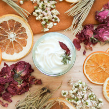 Charger l'image dans la galerie, Beurre fouetté corporel naturel Rose et sapin, ingrédients naturels et huiles essentielles, contenant de verre, texture légère et crémeuse, décoré de rose et sapin