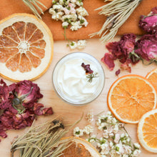 Charger l'image dans la galerie, Beurre fouetté corporel naturel Rose et sapin, ingrédients naturels et huiles essentielles, contenant de verre, texture légère et crémeuse, décoré de rose et sapin