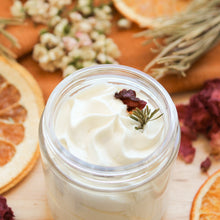 Charger l'image dans la galerie, Beurre fouetté corporel naturel Rose et sapin, ingrédients naturels et huiles essentielles, contenant de verre, texture légère et crémeuse, décoré de rose et sapin