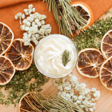 Charger l'image dans la galerie, Beurre fouetté pour le corps sapin et cèdre, naturel, Décoré de thé des bois et d'épinette, Contenant de verre, texture légère et crémeuse, format gros