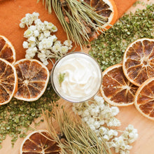 Charger l'image dans la galerie, Beurre fouetté pour le corps sapin et cèdre, naturel, Décoré de thé des bois et d'épinette, Contenant de verre, texture légère et crémeuse, petit format
