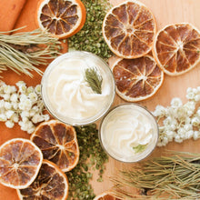 Charger l'image dans la galerie, Beurre fouetté pour le corps sapin et cèdre, naturel, Décoré de thé des bois et d'épinette, Contenant de verre, texture légère et crémeuse, formats