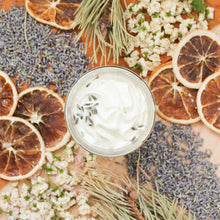 Charger l'image dans la galerie, Beurre fouetté lavande et géranium, contenant de verre, décoré de lavande, texture légère et crémeuse, contenant de verre, gros format