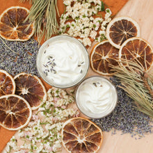 Charger l'image dans la galerie, Beurre fouetté lavande et géranium, contenant de verre, décoré de lavande, texture légère et crémeuse, contenant de verre, deux formats