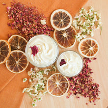 Charger l'image dans la galerie, Beurre fouetté pour le corps rose et tangerine, Texture légère et crémeuse, Décoré de pétales de rose, Contenant de verre, deux formats