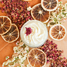 Charger l'image dans la galerie, Beurre fouetté pour le corps rose et tangerine, Texture légère et crémeuse, Décoré de pétales de rose, Contenant de verre, format 250ml