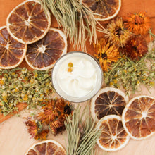Charger l'image dans la galerie, Beurre fouetté pour le corps simplement naturel, décoré de fleurs de centaurée, texture légère et crémeuse, vue de haut, format 100ml