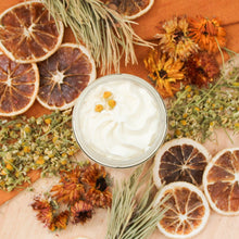 Charger l'image dans la galerie, Beurre fouetté pour le corps simplement naturel, décoré de fleurs de centaurée, texture légère et crémeuse, vue de haut, format 250ml