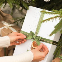 Charger l'image dans la galerie, Calendrier de l'avent de savons et chandelles, emballé avec ruban et sapin
