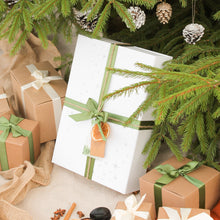 Charger l'image dans la galerie, Calendrier de l'avent de savons et chandelles, emballé avec ruban et sapin