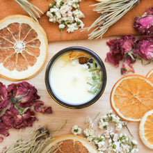 Charger l'image dans la galerie, Chandelle naturelle cèdre et lime, faite d'ingrédients naturels, d'huiles essentielles et de cire de soya et de coco, décorée de cèdre, de tranches de lime et de fleurs