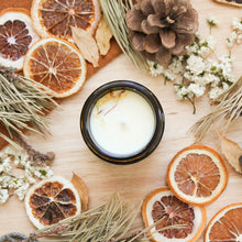 Charger l'image dans la galerie, Chandelle naturelle Agrumes énergisants, contenant de verre ambré, décoré de pelure d'orange, petit format de 110ml