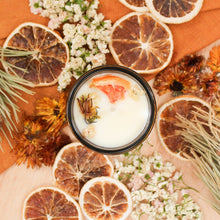 Charger l'image dans la galerie, Chandelle naturelle Agrumes énergisants, contenant de verre ambré, décoré de pelure d'orange