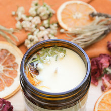 Charger l'image dans la galerie, Chandelle naturelle cèdre et lime, faite d'ingrédients naturels, d'huiles essentielles et de cire de soya et de coco, décorée de cèdre, de tranches de lime et de fleurs