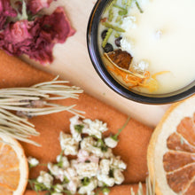 Charger l'image dans la galerie, Chandelle naturelle cèdre et lime, faite d'ingrédients naturels, d'huiles essentielles et de cire de soya et de coco, décorée de cèdre, de tranches de lime et de fleurs