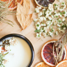 Charger l'image dans la galerie, Chandelle cèdre et pamplemousse, décorée de fleurs, contenant de verre ambré