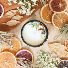 Charger l'image dans la galerie, Chandelle cèdre et pamplemousse, décorée de fleurs, contenant de verre ambré