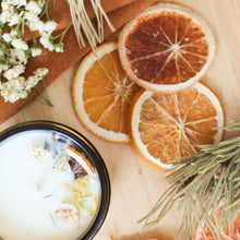 Charger l'image dans la galerie, Chandelle fleurs et citron, décorée de fleurs, contenant de verre ambré
