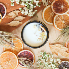 Charger l'image dans la galerie, Chandelle fleurs et citron, décorée de fleurs, contenant de verre ambré