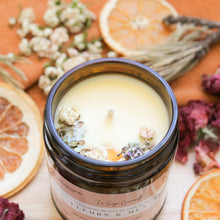 Charger l'image dans la galerie, Chandelle fleurs et menthe, ingrédients naturels, huiles essentielles, cire de soya et de coco, décorée de fleurs et d'orange