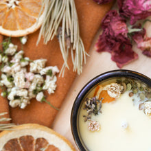 Charger l'image dans la galerie, Chandelle fleurs et menthe, ingrédients naturels, huiles essentielles, cire de soya et de coco, décorée de fleurs et d'orange