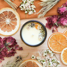 Charger l'image dans la galerie, Chandelle fleurs et menthe, ingrédients naturels, huiles essentielles, cire de soya et de coco, décorée de fleurs et d'orange