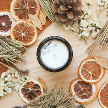 Charger l'image dans la galerie, Chandelle fraîcheur d'eucalyptus, Contenant de verre ambré, décoré de feuilles d'eucalyptus, format de 110ml
