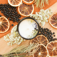 Charger l'image dans la galerie, Chandelle fraîcheur d'eucalyptus, Contenant de verre ambré, décoré de feuilles d'eucalyptus