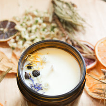 Charger l'image dans la galerie, Chandelle menthe et eucalyptus, décorée de fleurs, contenant de verre ambré