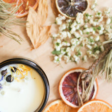 Charger l'image dans la galerie, Chandelle menthe et eucalyptus, décorée de fleurs, contenant de verre ambré