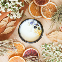 Charger l'image dans la galerie, Chandelle menthe et eucalyptus, décorée de fleurs, contenant de verre ambré