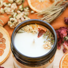 Charger l'image dans la galerie, Chandelle pin et pamplemousse, fait d'ingrédients naturels, huiles essentielles et cire de soya et de coco, décorée de fleurs, de branches de pin et de pamplemousse