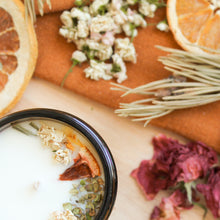 Charger l'image dans la galerie, Chandelle pin et pamplemousse, fait d'ingrédients naturels, huiles essentielles et cire de soya et de coco, décorée de fleurs, de branches de pin et de pamplemousse