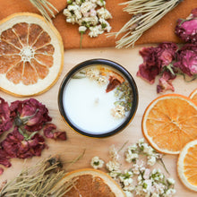 Charger l'image dans la galerie, Chandelle pin et pamplemousse, fait d'ingrédients naturels, huiles essentielles et cire de soya et de coco, décorée de fleurs, de branches de pin et de pamplemousse