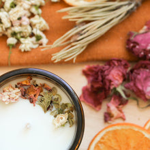 Charger l'image dans la galerie, Chandelle rose et sapin, huiles essentielles et ingrédients naturels, décorée de fleurs et de sapin, contenant verre ambré