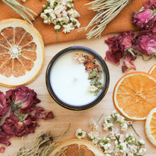 Charger l'image dans la galerie, Chandelle rose et sapin, huiles essentielles et ingrédients naturels, décorée de fleurs et de sapin, contenant verre ambré