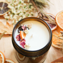 Charger l'image dans la galerie, Chandelle rose et tangerine, décorée de fleurs, dans un contenant de verre ambré