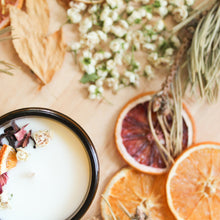 Charger l'image dans la galerie, Chandelle rose et tangerine, décorée de fleurs, dans un contenant de verre ambré