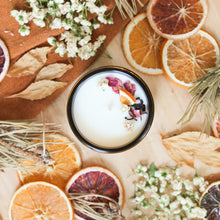 Charger l'image dans la galerie, Chandelle rose et tangerine, décorée de fleurs, dans un contenant de verre ambré