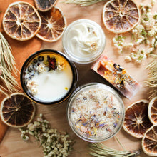 Charger l'image dans la galerie, Coffret bien-être de produits pour le corps et d'ambiance apaisant, chandelle, sels de bain, beurre fouetté et savon, décoré de fleurs et de feuilles