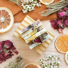 Charger l'image dans la galerie, Ensemble de 6 échantillons de savons naturels, colorés naturellement avec plantes et argiles, ingrédients naturels et huiles essentielles, décoré d'orange, rose, sapin, lavande, pin, attachés ensemble avec cordelette, avec porte-savon