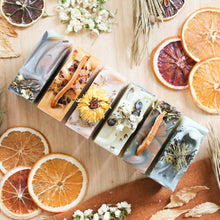 Charger l'image dans la galerie, Ensemble de savons pour le corps d'été, coloré avec argiles et plantes, décoré de fleurs