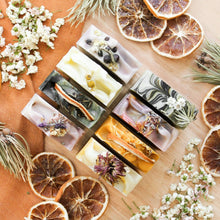 Charger l'image dans la galerie, Trio de savons artisanaux naturels, colorés naturellement, décorés de sapin, d'orange et de calendule