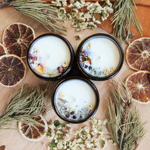 Charger l'image dans la galerie, Trio de chandelles naturelles, décorées de plantes, contenants de verre ambrés